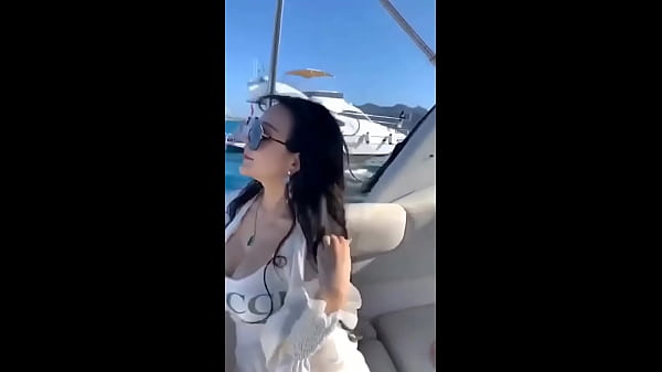 Em gái Trung Quốc xinh đẹp trên du thuyền