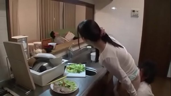 Lén húp hàu chị dâu đang nấu ăn