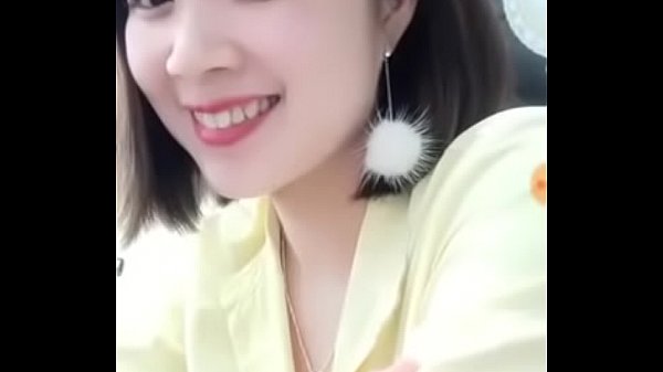 Nhân viên tiệm bán đồng hồ lộ clip khoe vú