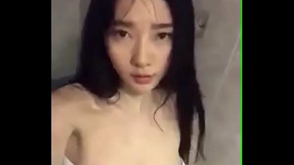 Em người mẫu khoe bím trong bồn tắm