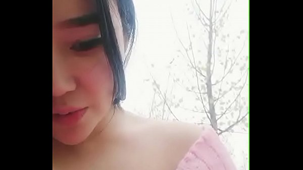 Gái xinh vừa đi vừa nude