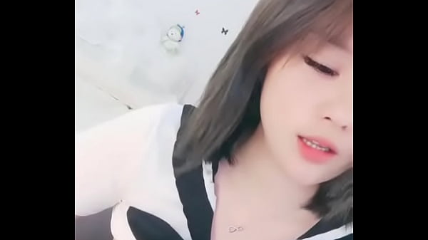 Cái lồn của em bị lấp đầy bởi dưa leo