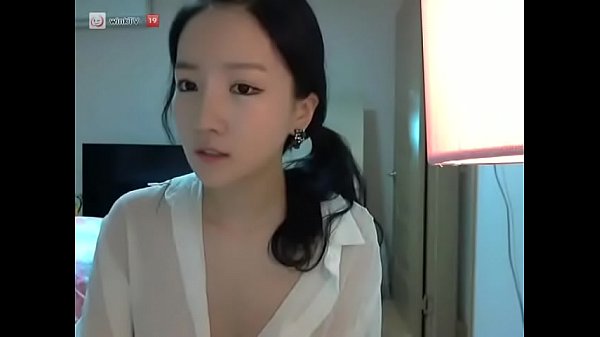Em nữ sinh áo trắng lộ ngực cực đẹp