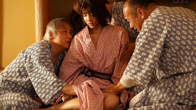 Cô nàng xinh đẹp bị trai gangbang banh lồn