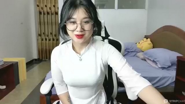 Em nữ sinh áo dài show vú dâm ghê