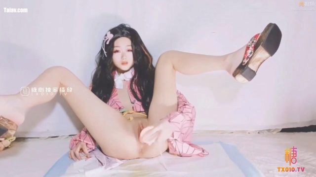 Bé teen bím hồng tập chơi chim giả