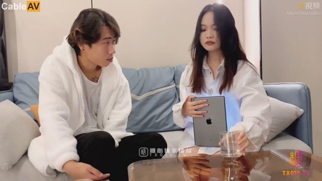 Em nhân viên sale bán hàng bằng lồn
