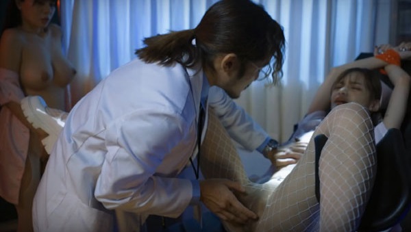 Cô y tá dâm đãng thích sục cu cho khách